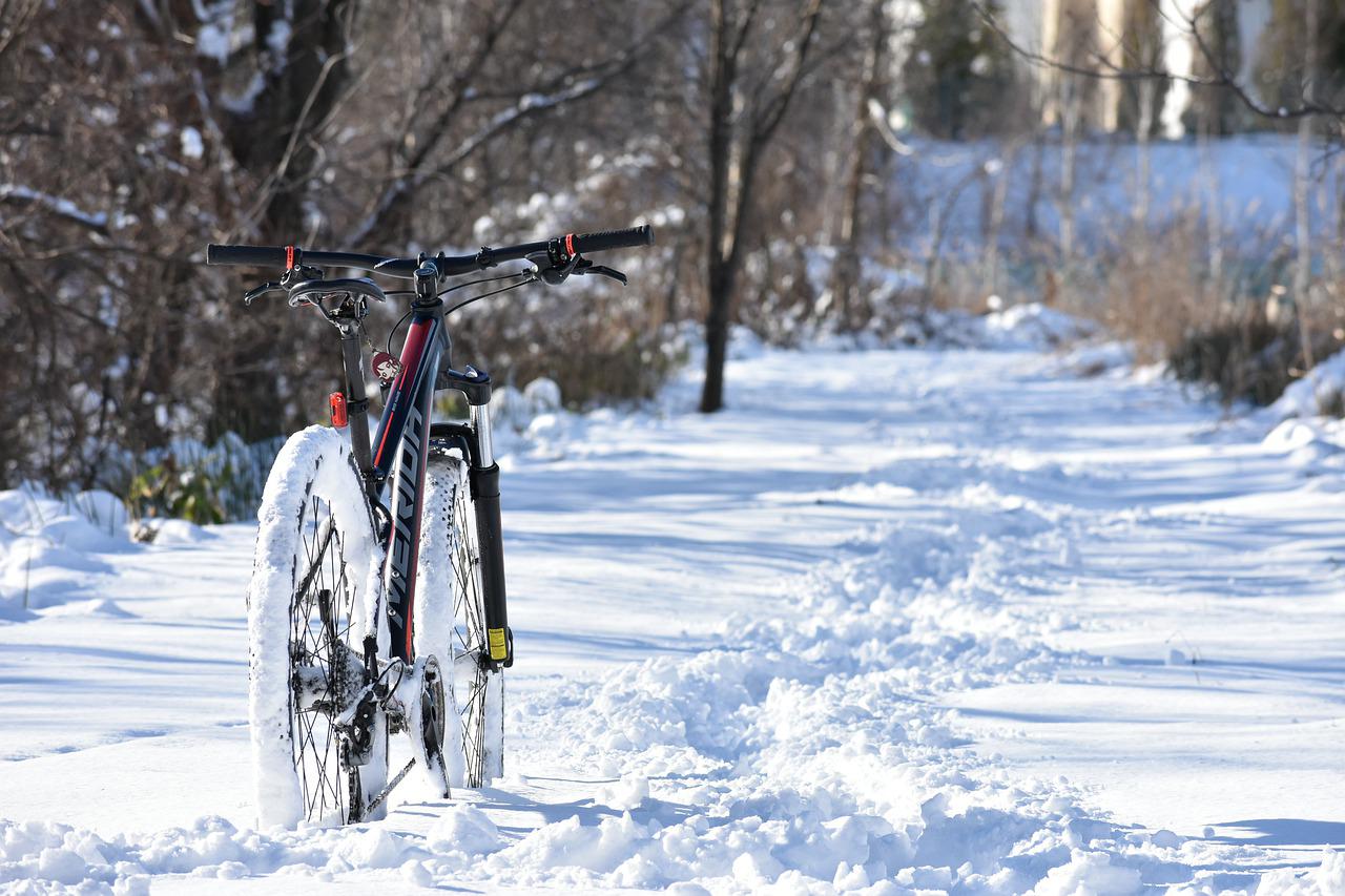 Jak wybrać dobre poncho rowerowe na zimę?